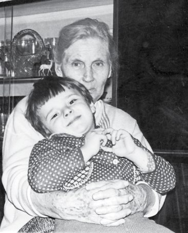 Дома вместе с правнуком Мишей  (фото из семейного архива детей и внуков Л.А.Збыковской)